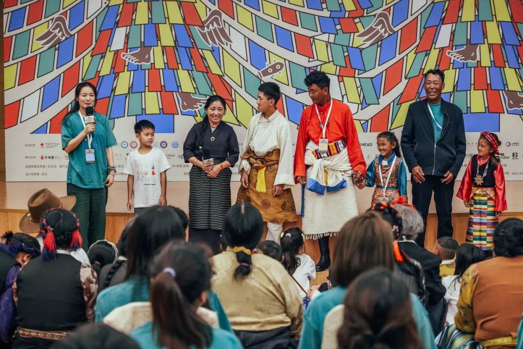 Charity event image, showing volunteers participating, care, and spirit of public welfare