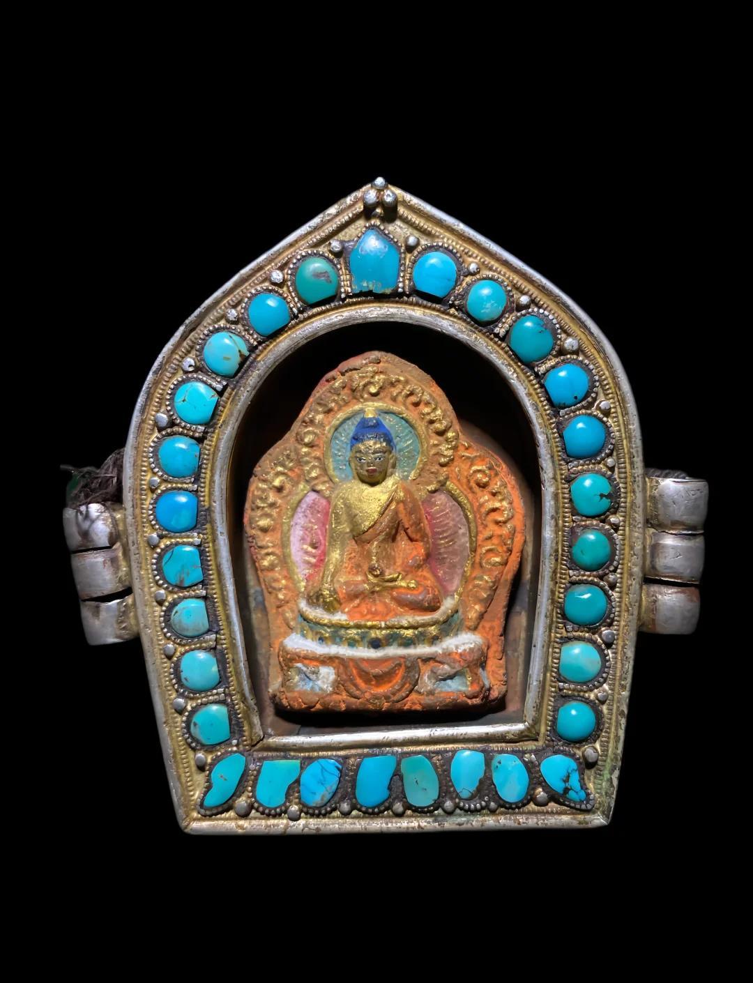 Ancient handmade gau box image, showing exquisite carving and traditional craftsmanship